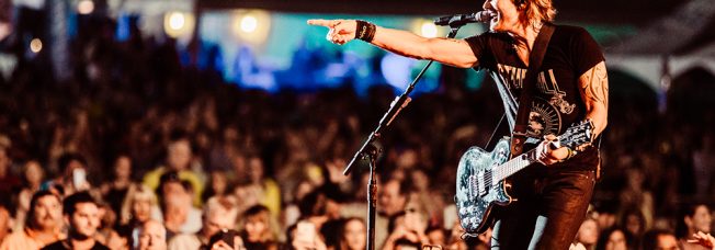 Watch Keith Urban Invite Fan Onstage to Perform “Good Thing”