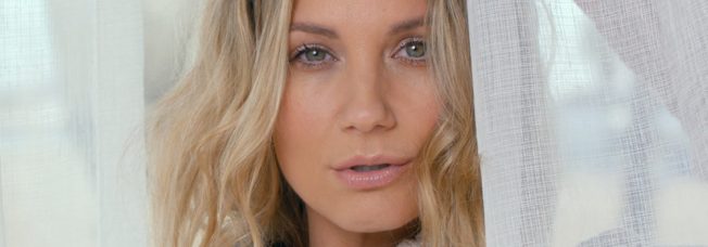 Jennifer Nettles Sends Out Positive Energy in New Video for “Hey Heartbreak”