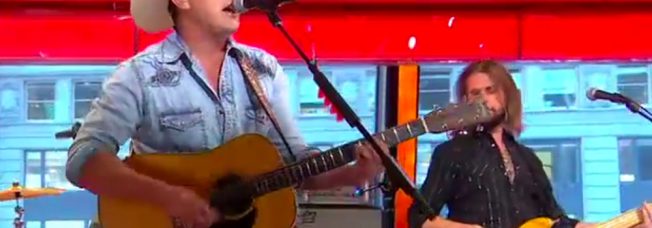 Jon Pardi Got “Cleaned Up” but Only “So Fancy” for Performance of “Dirt on My Boots”