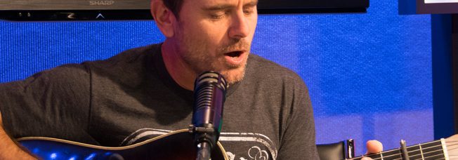 “Chuggin’” Charles Esten Keeps Streaking as He Approaches Week No. 52 of #EverySingleFriday